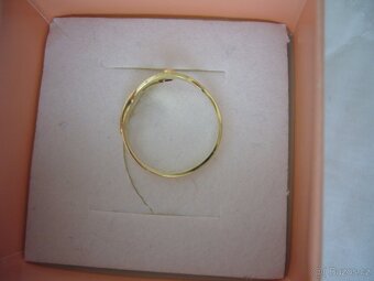 Prodám zlatý prstýnek s kamínkem - 4