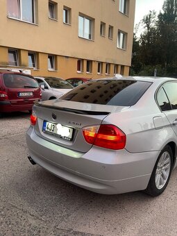 Zadní spoiler na kufr pro BMW E90 M4 Style - Černý Lesk - 4