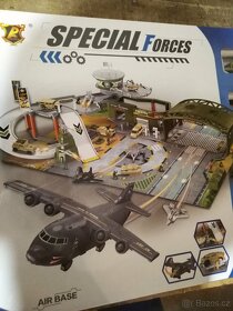 Dětské vojenské letiště s letadly a příslušenstvím - 4