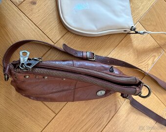 2 kožené značkové crossbody kabelky - 4