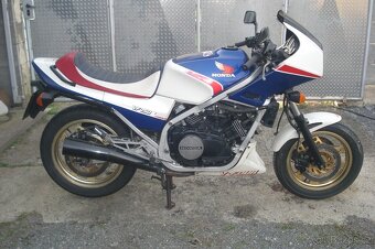 Honda VF 750 F - 4