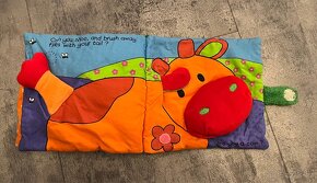 Krasná látková khnížka s prvky Montessori, zvuky, hmat - 4