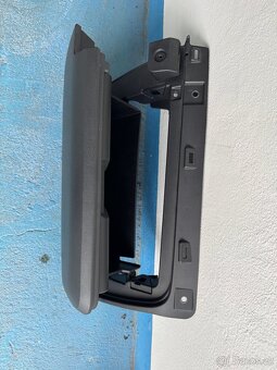 Přihrádka spolujezdce Ford Mustang 6. gen LHD - 4