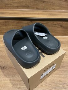 Adidas Yeezy slide šedé Dakony - 4