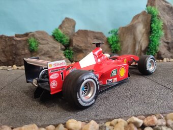 Prodám model 1:18 Ferrari F1 F2001 - 4