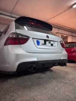 Difuzor zadního nárazníku BMW E90 E91 – Černý lesk - 4