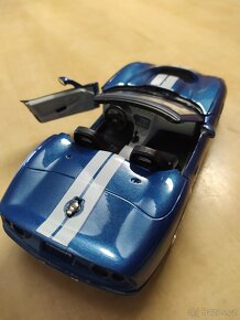 Model v měřítku 1:24 SCHELBY séries 1. 1999 cabrio - Burago. - 4