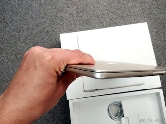 MacBook Air 13 palců M2 8 GB RAM 256 ssd - 4