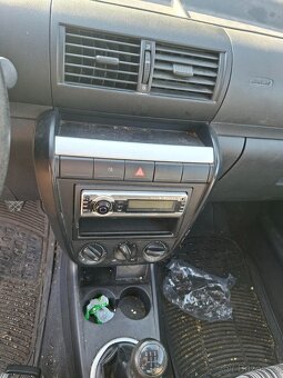 Rozpredám VW Fox 1.2HTP 40kw BMD 2007 - 4