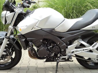 SUZUKI GSR600 - 4
