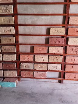 Prodám staré cihly s různými kolky - 4