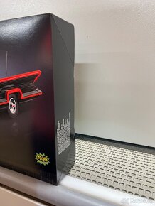 LEGO 76328 Batman™: Batmobil z klasického TV seriálu - 4