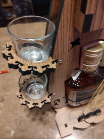 Dřevěný vyřezávaný stojan s lahví a skleničkami - 4
