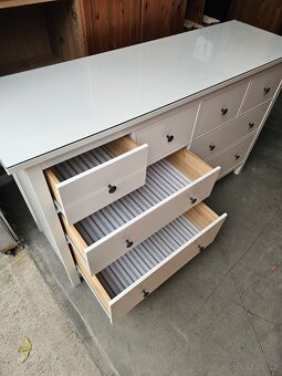KOMODA IKEA HEMNES V LESKU S OCHRANNÝM SKLEM - 4