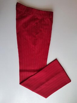 nový, červený kalhotový kostým s pruhy, vel. 38 - 4
