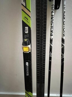 Prodám dětský běžkařský set: běžky, hole a boty. - 4