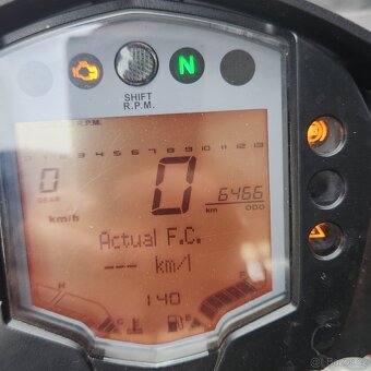 Motocykl značky KTM RC390 - 4