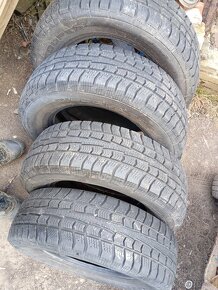 Prodám zimní pneu 215/70R16 - 4