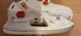 Prodám levně starší zachovalé zvětšovací brusle vel. 32-35 - 4