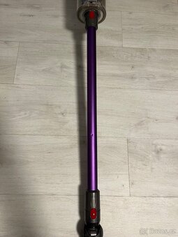 Tyčový a ruční vysavač Dyson V10 - 4