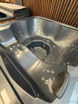 Koupací sud s hydromasážním a aeromasážním systémem - 4