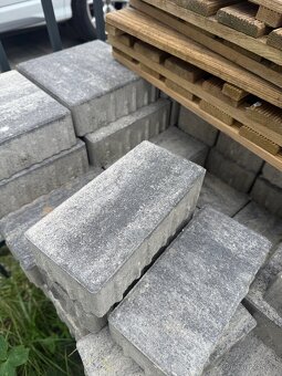 Prodám 7, 5 m2 dlažby. Výška 60 mm - 4