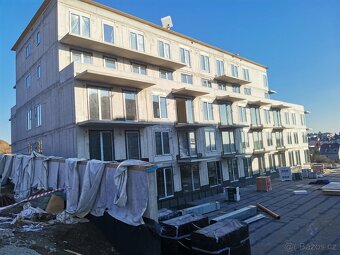 2KK Praha Řeporyje s terasou a velkou předzahrádkou - 4