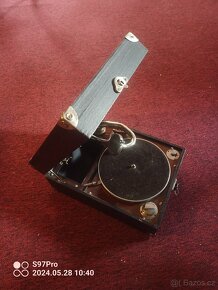 Starožitný kufříkový gramofon po kompletním servisu. - 4