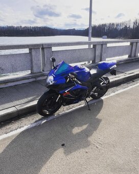 Suzuki GSXR 600 K7 - 4