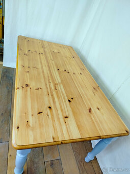 Masivní jídelní stůl - 4