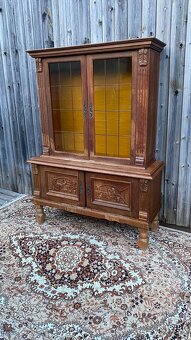 Vyřezávaná skříňka s vitrínou - 4