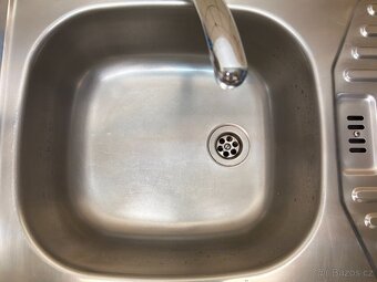 Nerezový kuchyňský dřez s baterií - 4