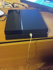 PlayStation 4 500gb + dva ovladače, veškerá kabeláž - 4