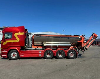 Scania R580 V8 8x4 nosič kontejneru s asfaltovým rozmetadlem - 4