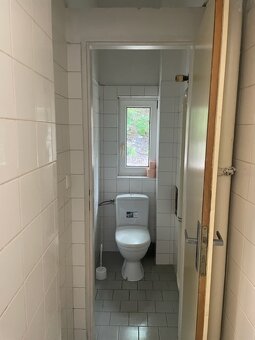 Pronajmu 2 spojené pokoje s vlastním WC a sprchovým koutem. - 4