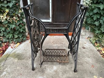 Krásné nohy od šicího stroje SINGER - 4