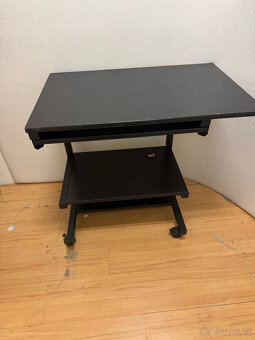 černý stolek na kolečkách - 4