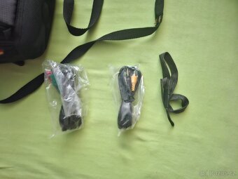 Canon LEGRIA HF200 - 4