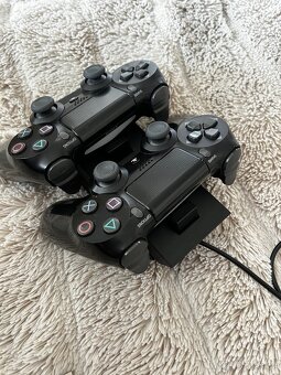 Nabíjecí stojan na ovladače PlayStation se dvěma ovladači - 4