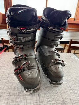 Lyže + lyžařské boty + hůlky - 4