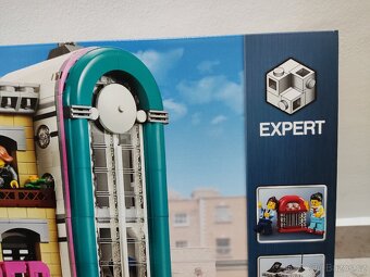 LEGO Creator 10260 Restaurace v centru města - 4