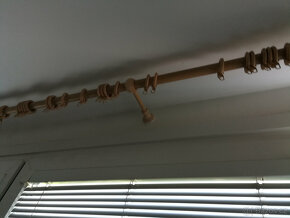 dřevěnné záclonové tyče + příslušenství - 4