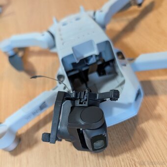 DJI Mini 4K – odlomeny gimbal, prasknuté rameno - 4