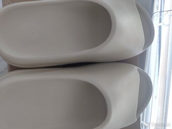 Yeezy slide - 4
