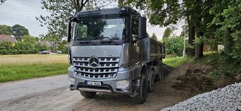 Mercedes Benz Arocs 8x4 třístranný sklápěč - 4