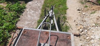 Přívěsný vozík s vadou brzdového obložení – vhodný k opravě - 4