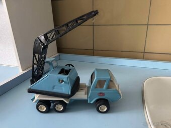 Barča 706 a plechovové auto - 4