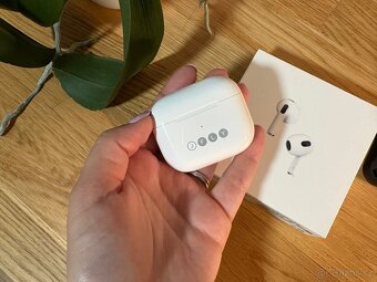 Sluchátka AirPods 3 - 4