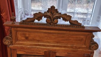 Starožitná dřevěná vitrína. - 4