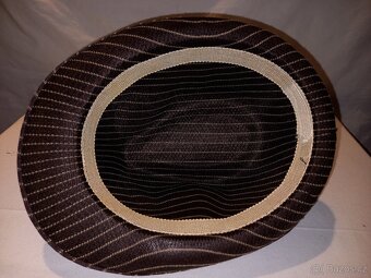 Divadelní klobouky. - 4